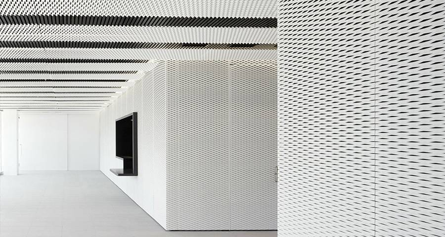 White Decorative expanded metal mesh  is used for the interior wall decoration of the hall of the science and technology park