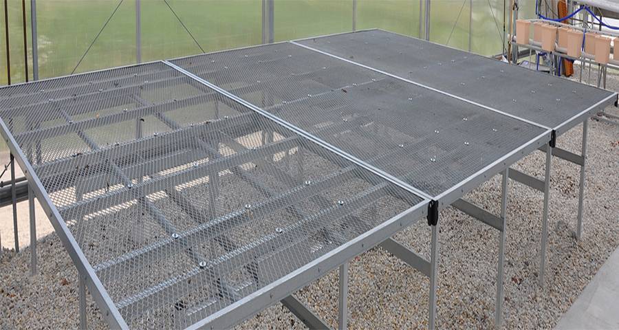 Expanded mesh is used for the top panel of the stationary seedbed