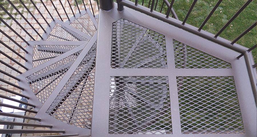 White coated expanded metal for spiral stair treads)