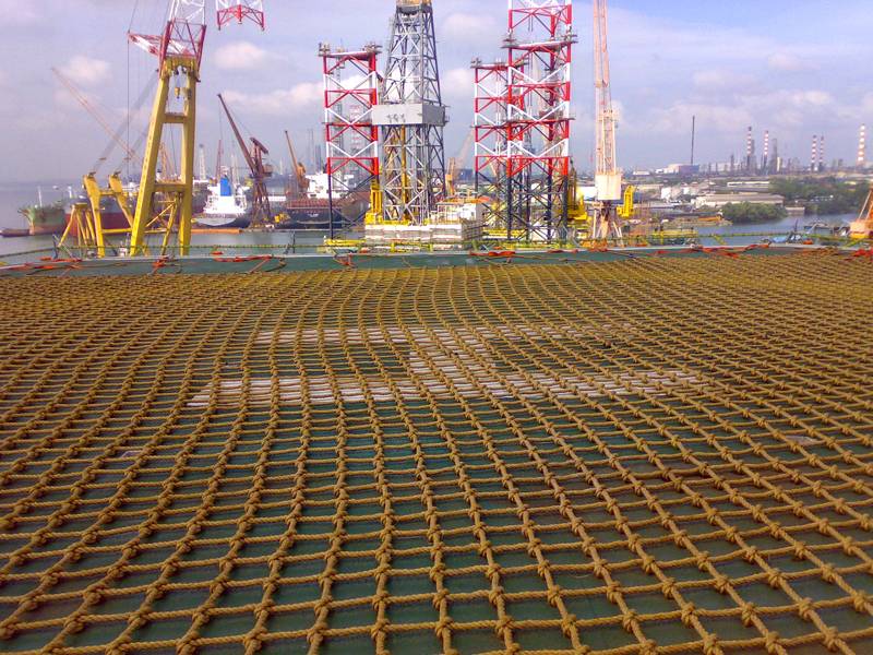 Helideck landing safety net on helipad of drilling platform