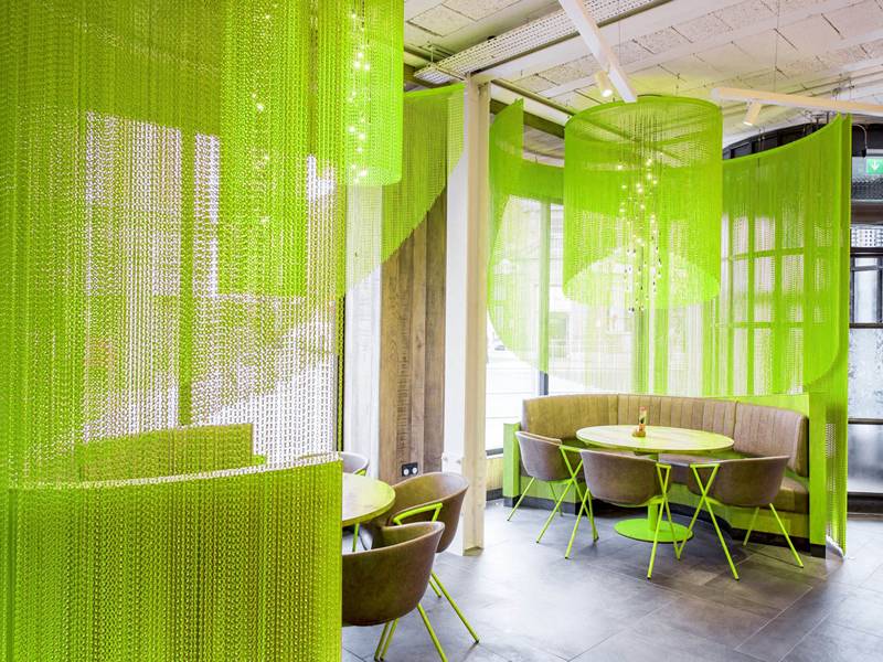 Light green metal chain curtains are used for dining room partition curtains and chandelier curtains