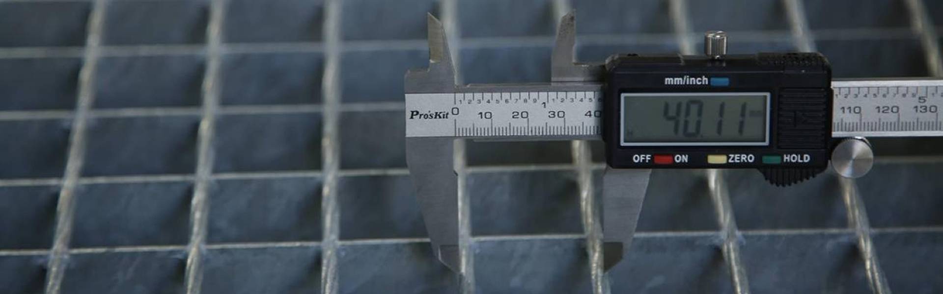 Check the size of steel grating with calipers